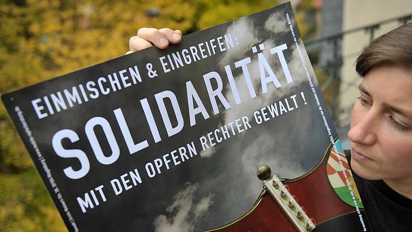 Es sind sogar weitaus mehr Angriffe auf Flüchtlinge und Asylbewerberunterkünfte verzeichnet als ursprünglich angenommen. Es sind sogar weitaus mehr Angriffe auf Flüchtlinge und Asylbewerberunterkünfte verzeichnet als ursprünglich angenommen.