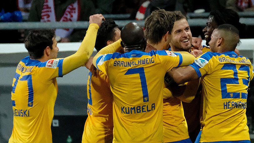 Kapitän Ken Reichel trifft für Braunschweig zum 2:0 gegen Union Berlin.