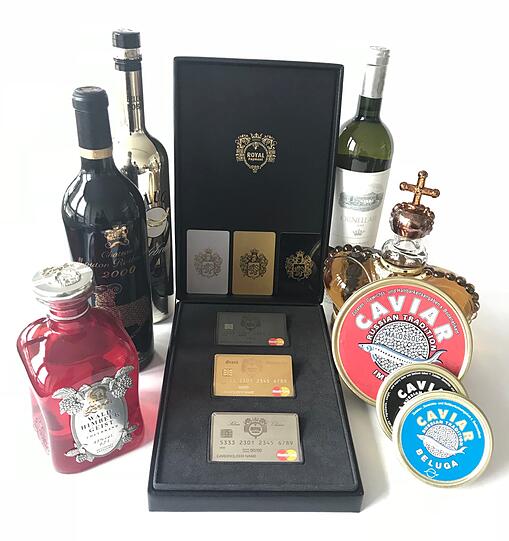 Im Contenance Club bekommt jeder Mann drei Mitgliedskarten (und somit Kaviar, Wein, Schnaps und Wodka satt)