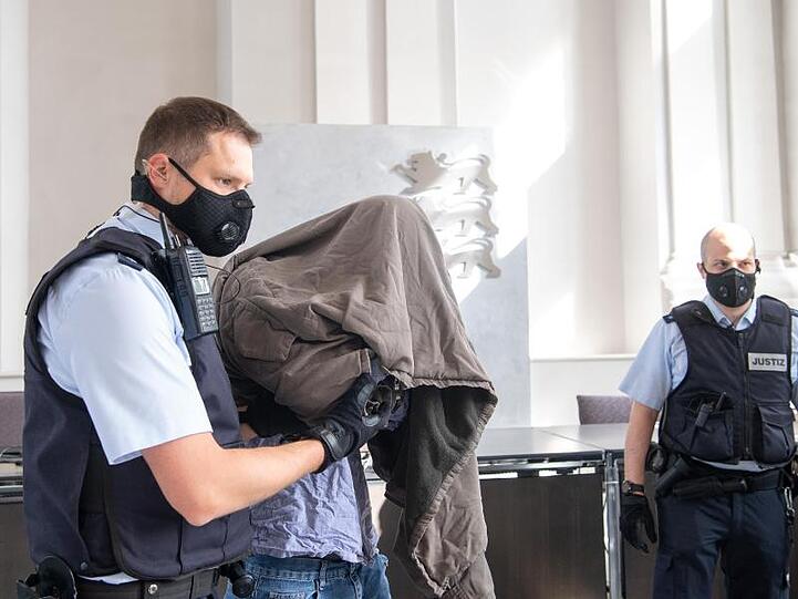 Der Angeklagte wird im Landgericht Ellwangen in den Gerichtssaal geführt. Foto: Sebastian Gollnow/dpa