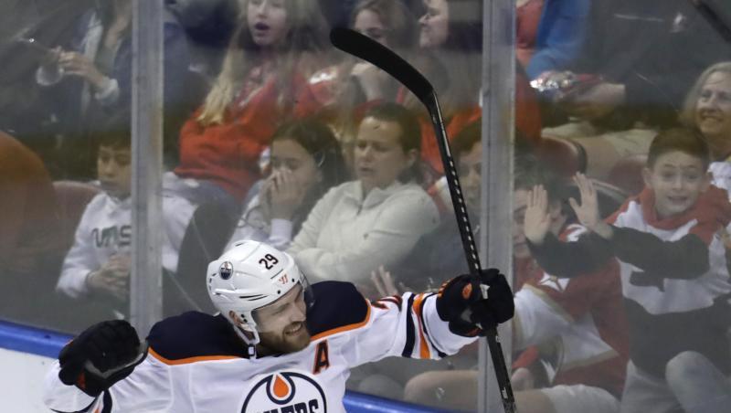 Edmontons Star Leon Draisaitl jubelt über seinen Treffer gegen die Florida Panthers. Edmontons Star Leon Draisaitl jubelt über seinen Treffer gegen die Florida Panthers.