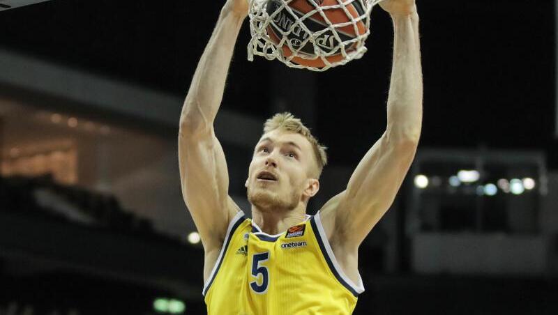 Alba Berlins Basketballer Niels Giffey beim Dunking. Alba Berlins Basketballer Niels Giffey beim Dunking.