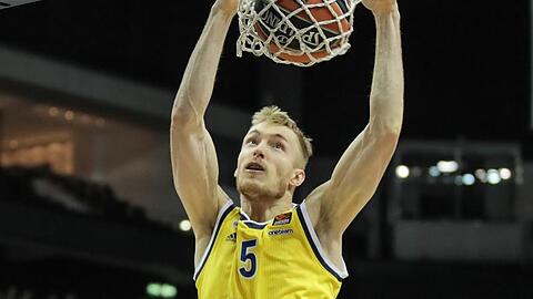 Alba Berlins Basketballer Niels Giffey beim Dunking.