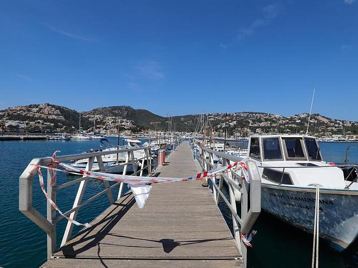 Freizeit- und Fischerboote bleiben in Port d'Andratx im Südwesten Mallorcas vertäut.