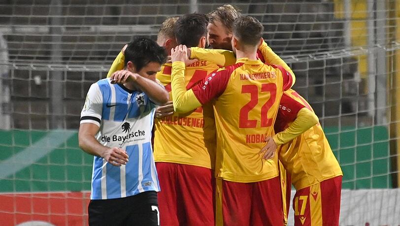 Doppelte Pokal-Pleite für die Löwen? Angeblich haben sich die aktuell infizierten Sechzger-Profis unter der Woche beim KSC angesteckt.