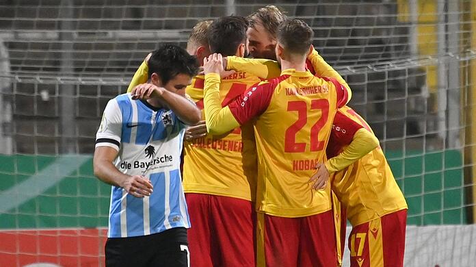 Doppelte Pokal-Pleite für die Löwen? Angeblich haben sich die aktuell infizierten Sechzger-Profis unter der Woche beim KSC angesteckt.