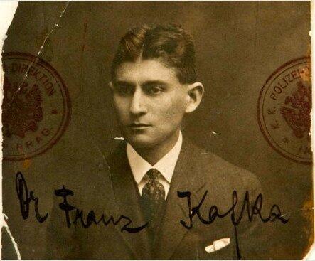 Franz Kafka auf einem Foto aus seinem Ausweis.