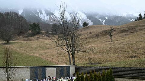 An der Gedenkstätte in Le Vernet vor den schneebedeckten Alpen sind viele nahe Angehörige der Absturzopfer zusammengekommen.