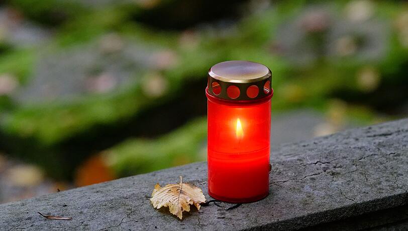 Auf den Friedhöfen in München besteht aktuell ein Grablichter-Verbot. (Symbolbild)