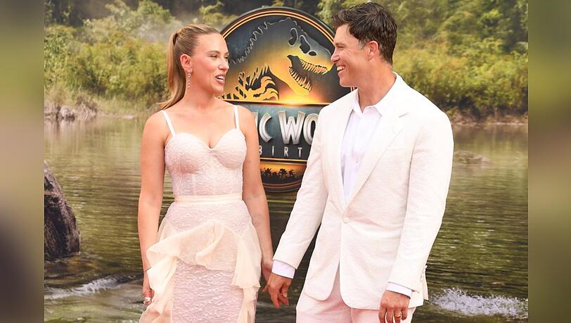 Scarlett Johansson und Colin Jost in aufeinander abgestimmten Outfits bei der Premiere von "Jurassic World: Die Wiedergeburt" in New York.