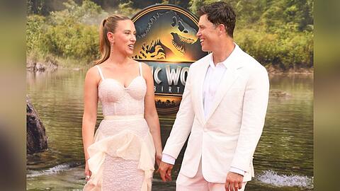 Scarlett Johansson und Colin Jost in aufeinander abgestimmten Outfits bei der Premiere von "Jurassic World: Die Wiedergeburt" in New York.
