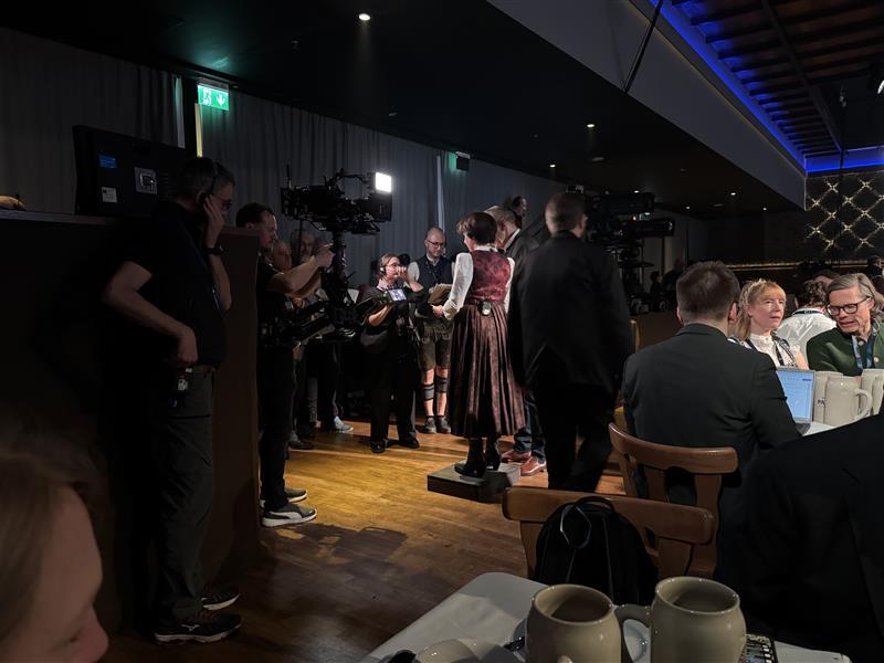 Ausgleichende Gerechtigkeit: Damit das BR-Moderatorenpaar ordentlich ins Bild gesetzt ist, muss bei Moderatorin Ursula Heller ein bisschen nachgeholfen werden.