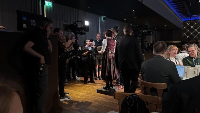 Ausgleichende Gerechtigkeit: Damit das BR-Moderatorenpaar ordentlich ins Bild gesetzt ist, muss bei Moderatorin Ursula Heller ein bisschen nachgeholfen werden.