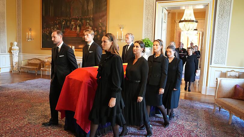 In langsamen Schritten begleitete die Familie den Sarg von Harald V.