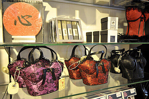 Tragbar: Büsten als Handtaschen.