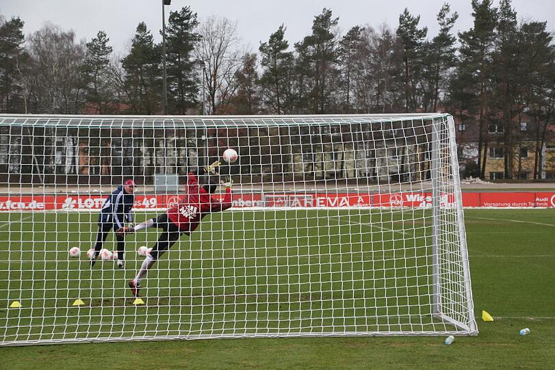Während sich die Mannschaft aufwärmt, trainieren die Torhüter mit Adam Matysek. Auch Geburtstagskind Raphael Schäfer durfte sich nicht ausruhen. Der FCN-Kapitän wurde heute 34 Jahre.