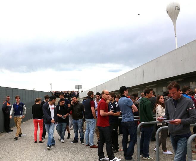 Champions League Finale 2013: Die Fans stürmen den Vorverkauf zum Public Viewing. Die Bilder vom Vorverkaufstart für die Allianz Arena