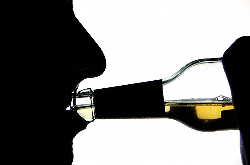 Der Griff zur Flasche &ndash; er ist für viele, zu viele Menschen Alltag. Mit schlimmen Folgen.