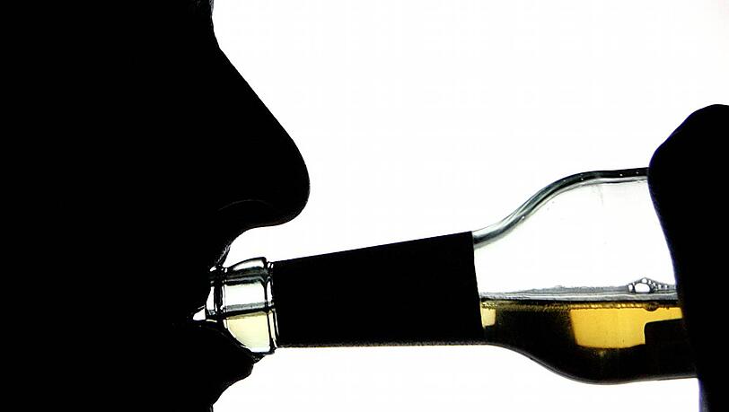 Der Griff zur Flasche – er ist für viele, zu viele Menschen Alltag. Mit schlimmen Folgen. Der Griff zur Flasche – er ist für viele, zu viele Menschen Alltag. Mit schlimmen Folgen.