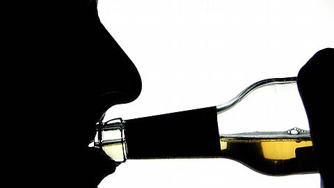 Der Griff zur Flasche &ndash; er ist für viele, zu viele Menschen Alltag. Mit schlimmen Folgen.