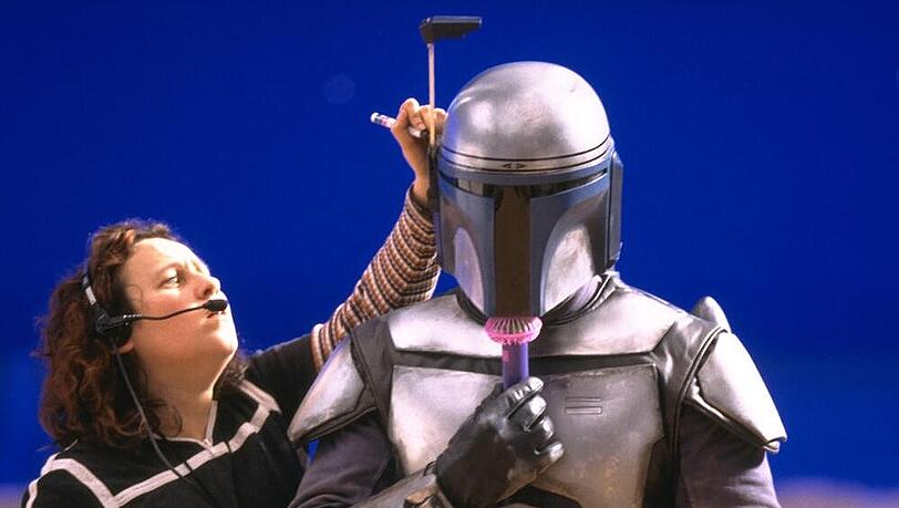 Unter dem Kostüm von Django Fett, Boba Fetts Vater, wird es beim Dreh ziemlich heiß Unter dem Kostüm von Django Fett, Boba Fetts Vater, wird es beim Dreh ziemlich heiß