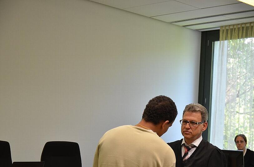 Der Vergewaltiger von Pullach, Tobias M. (heute 17), bespricht sich im Münchner Landgericht mit seinem Verteidiger Peter Guttmann.