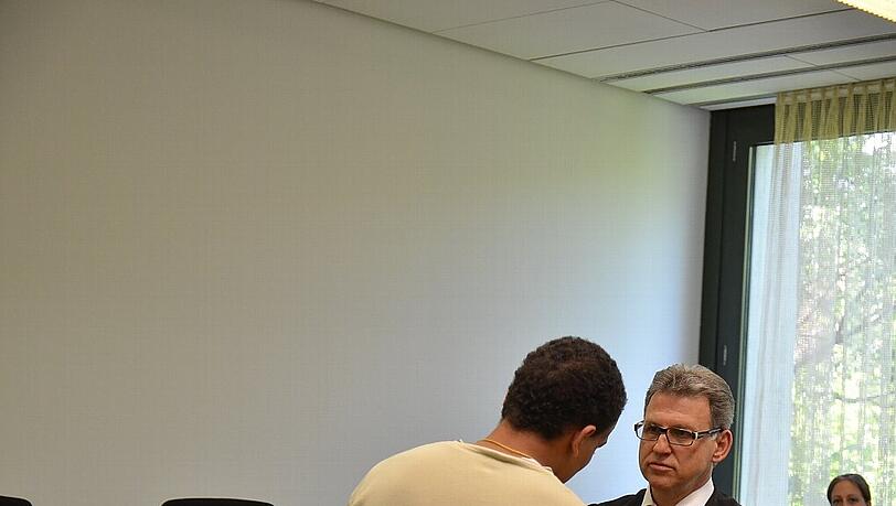 Der Vergewaltiger von Pullach, Tobias M. (heute 17), bespricht sich im Münchner Landgericht mit seinem Verteidiger Peter Guttmann. Der Vergewaltiger von Pullach, Tobias M. (heute 17), bespricht sich im Münchner Landgericht mit seinem Verteidiger Peter Guttmann.