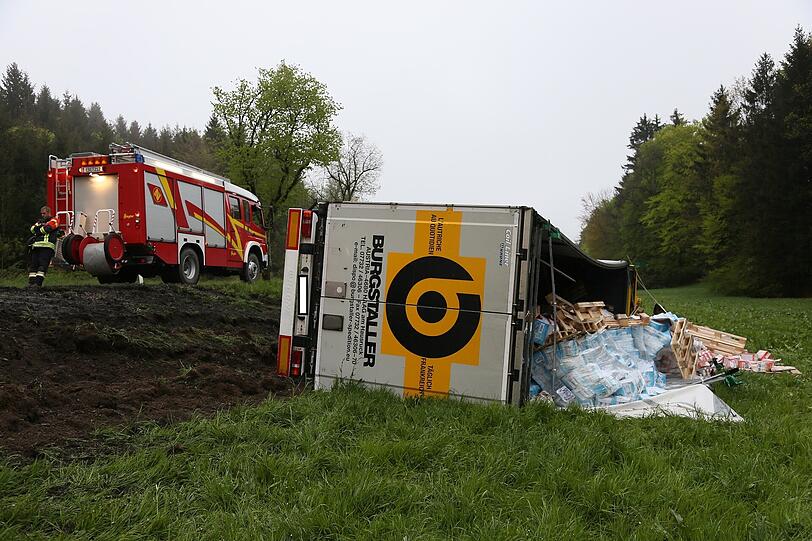 Ein 42-jähriger Ungar war auf der B12 von München Richtung Mühldorf unterwegs, als von der Fahrbahn abkam.