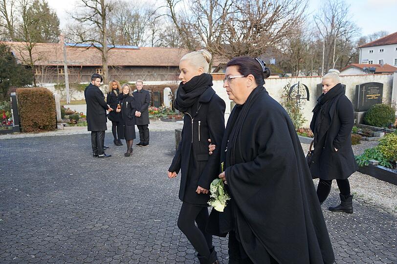 Wolfgang Lipperts Töchter Natalie (links) und Maxyne (hinten rechts) auf dem Weg zur Beerdigung ihres Vaters.