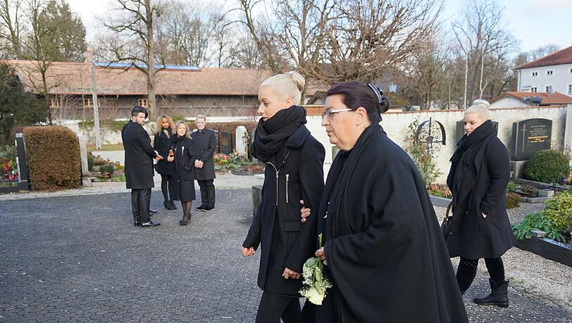 Wolfgang Lipperts Töchter Natalie (links) und Maxyne (hinten rechts) auf dem Weg zur Beerdigung ihres Vaters. Wolfgang Lipperts Töchter Natalie (links) und Maxyne (hinten rechts) auf dem Weg zur Beerdigung ihres Vaters.