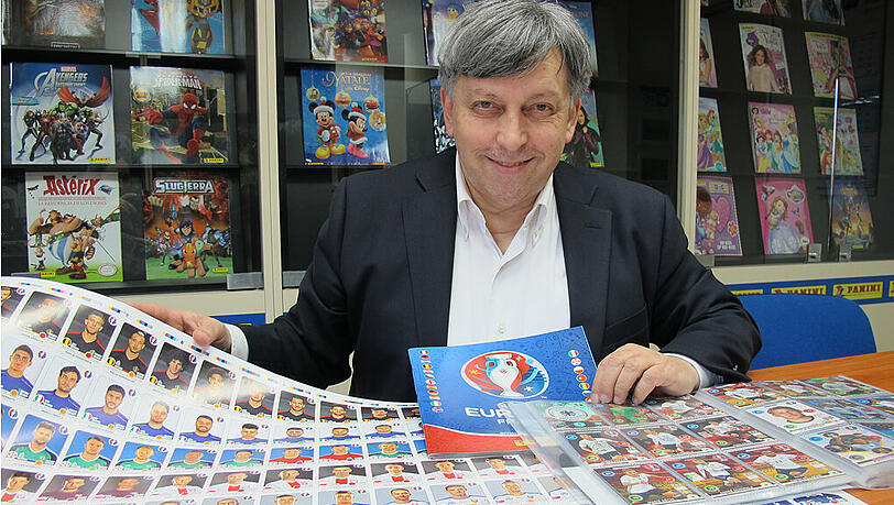Fabrizio Melegari, Leiter der Panini-Redaktion in Modena, zeigt die Druckbögen mit den Panini-Bildern verschiedener Nationalmannschaften. Hier werden die Panini-Bilder für das Panini-Sammelheft zur Fußball-EM 2016 in Frankreich produziert. Fabrizio Melegari, Leiter der Panini-Redaktion in Modena, zeigt die Druckbögen mit den Panini-Bildern verschiedener Nationalmannschaften. Hier werden die Panini-Bilder für das Panini-Sammelheft zur Fußball-EM 2016 in Frankreich produziert.
