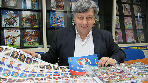 Fabrizio Melegari, Leiter der Panini-Redaktion in Modena, zeigt die Druckbögen mit den Panini-Bildern verschiedener Nationalmannschaften. Hier werden die Panini-Bilder für das Panini-Sammelheft zur Fußball-EM 2016 in Frankreich produziert.