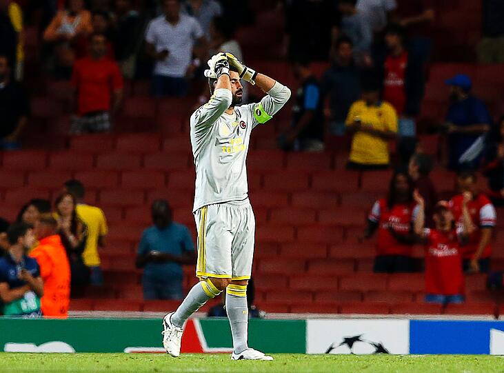 Volkan Demirel (Fenerbahce Istanbul) kugelt sich die Schulter aus - beim Wurf seines Trikots nach Spielschluss auf die Tribüne.