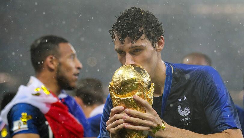 Der Höhepunkt seiner bisherigen Karriere: Benjamin Pavard holt mit Frankreich bei der WM 2018 in Russland den Titel. Der Höhepunkt seiner bisherigen Karriere: Benjamin Pavard holt mit Frankreich bei der WM 2018 in Russland den Titel.