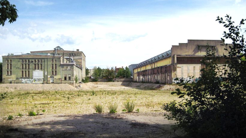 Die Jutierhalle (l.) und die Tonnenhalle gehören zu den wenigen Industriedenkmälern der Stadt. Hier will die Stadt Spielstätten für die Freie Szene schaffen.