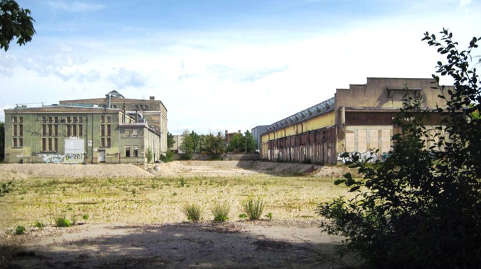 Die Jutierhalle (l.) und die Tonnenhalle gehören zu den wenigen Industriedenkmälern der Stadt. Hier will die Stadt Spielstätten für die Freie Szene schaffen.