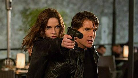 Ilsa Faust (Rebecca Ferguson) und Ethan Hunt (Tom Cruise) müssen sich den Weg freischießen.