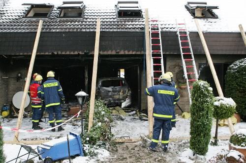 Mit Stützen haben Feuerwehrleute das Dach des ausgebrannten Reihenhauses gesichert