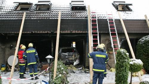 Mit Stützen haben Feuerwehrleute das Dach des ausgebrannten Reihenhauses gesichert Mit Stützen haben Feuerwehrleute das Dach des ausgebrannten Reihenhauses gesichert