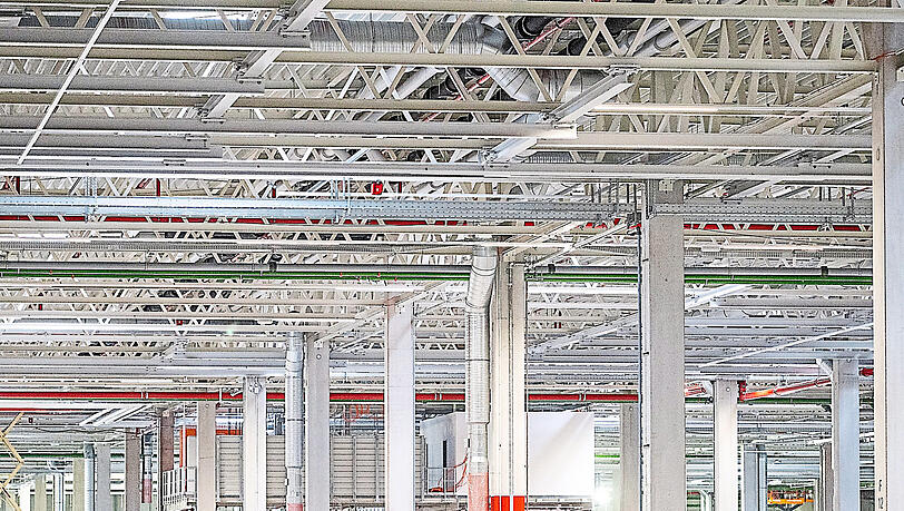 So sieht das neue BMW-Montagewerk für Hochvoltbatterien in Straßkirchen aus. In 15 Monaten will der Autobauer hier in den regulären Betrieb gehen.