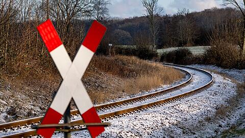 An einem Bahn&uuml;bergang war ein Gleis gebrochen. (Symbolbild)