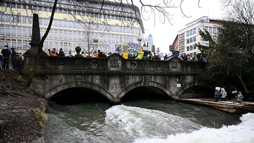 Surfer demonstrierten f&uuml;r "ihre" Welle. (Archivbild)
