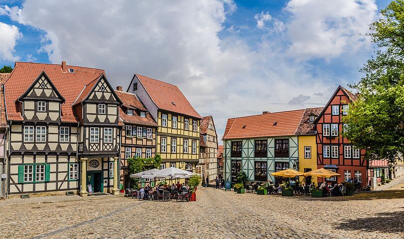 Kaum eine Region verbindet Natur und Geschichte so mühelos wie der Harz. Quedlinburgs Altstadt gehört mit ihren über 2000 Fachwerkhäusern zum UNESCO-Weltkulturerbe. Die Umgebung der Stadt bietet viele Möglichkeiten, Abenteuer in der Natur zu erleben. Ob Brockenbahn, Hängebrücke, Zipline oder Wanderung auf den Brocken - hier kommt garantiert keine Langeweile auf. Kaum eine Region verbindet Natur und Geschichte so mühelos wie der Harz. Quedlinburgs Altstadt gehört mit ihren über 2000 Fachwerkhäusern zum UNESCO-Weltkulturerbe. Die Umgebung der Stadt bietet viele Möglichkeiten, Abenteuer in der Natur zu erleben. Ob Brockenbahn, Hängebrücke, Zipline oder Wanderung auf den Brocken - hier kommt garantiert keine Langeweile auf.