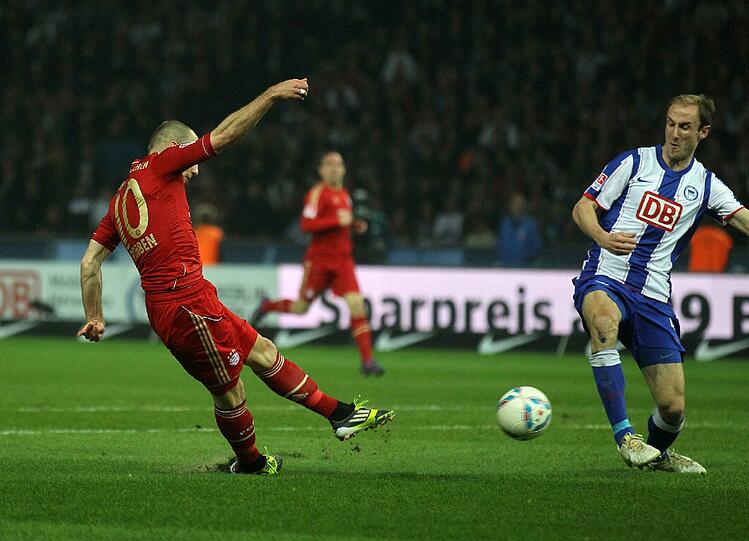 12. Minute: Müller setzt sich gegen Janker durch, schickt Robben auf den Weg. Der Niederländer zieht halbrechts in Richtung Tor. Die Hertha-Abwehr rechnet mit einem Zuspiel auf Mario Gomez. Doch Robben macht es selbst.