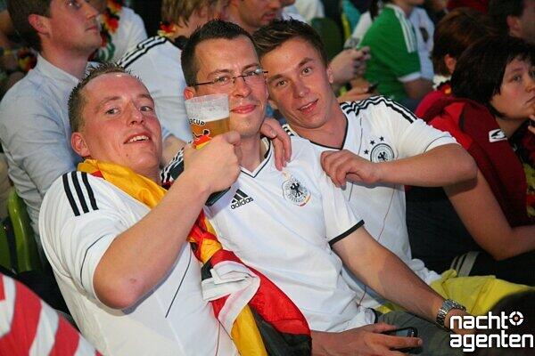 Public Viewing im Olympiastadion: So fieberten die Fans mit der deutschen Mannschaft.