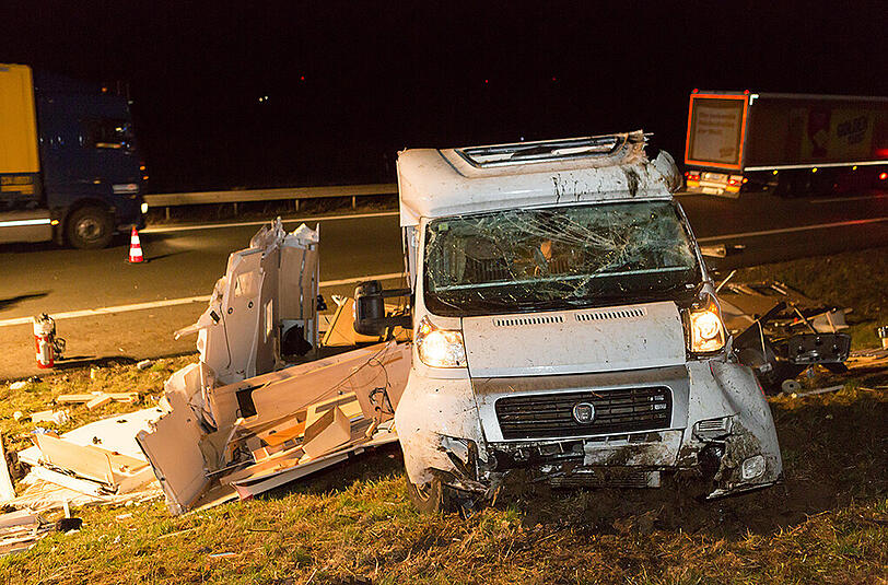 Bilder vom Unfallort in Altdorf: Auf der A3 kollidierte ein Wagen mit einem Wohnmobil, welches vollkommen zerfetzt wurde.