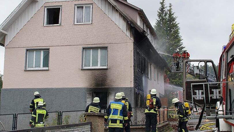 Die Feuerwehr musste weitere Hausbewohner evakuieren (Symbolfoto). Die Feuerwehr musste weitere Hausbewohner evakuieren (Symbolfoto).