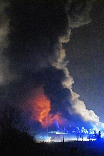 Massive Rauchwolken steigen Samstagnacht am Garchinger Himmel auf.