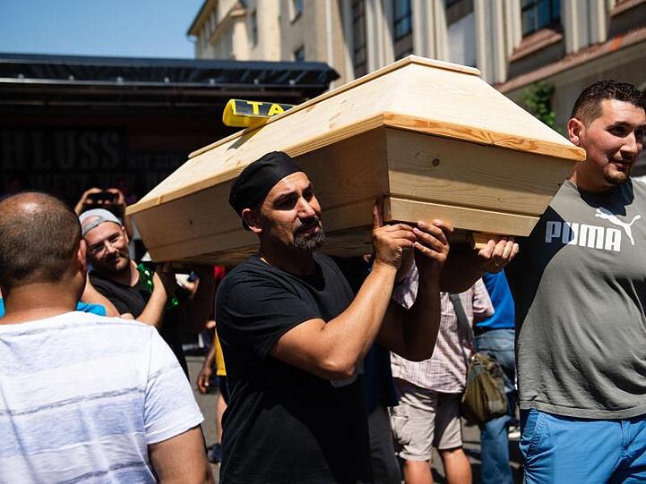 Mit Sarg: Berliner Taxifahrer bei einer Demonstration gegen Uber.