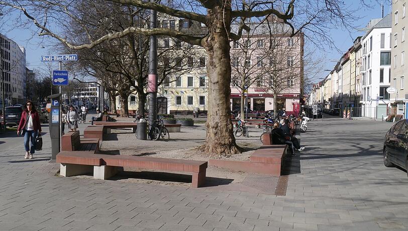 Mehr Grün soll den Rudi-Hierl-Platz von der Dachauer Straße trennen. Mehr Grün soll den Rudi-Hierl-Platz von der Dachauer Straße trennen.
